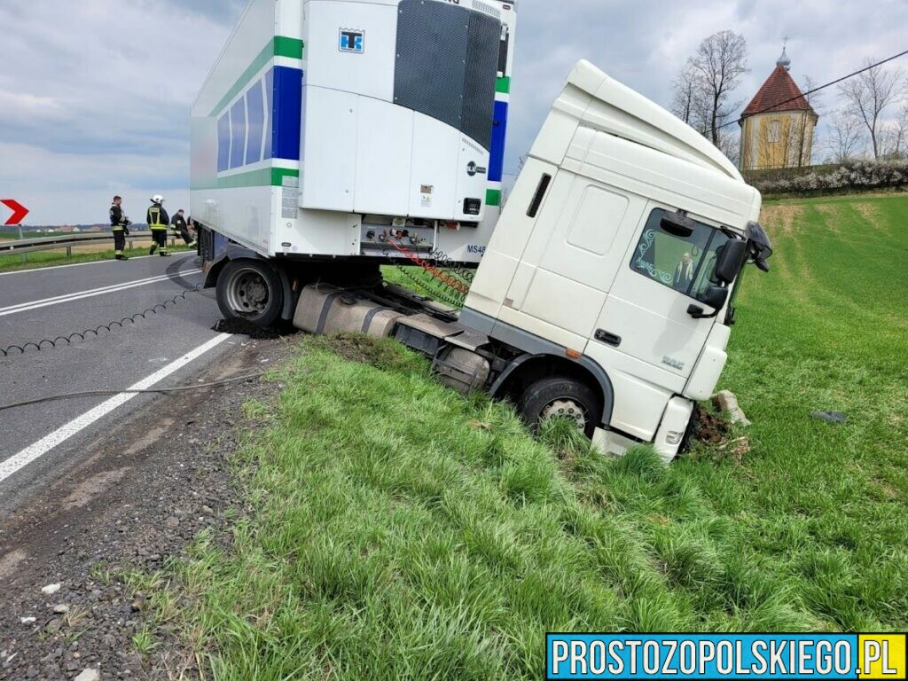 Śmiertelny wypadek na DK40 pod Głogówkiem. Doszło tam do zderzenia ciężarówki z osobówką.