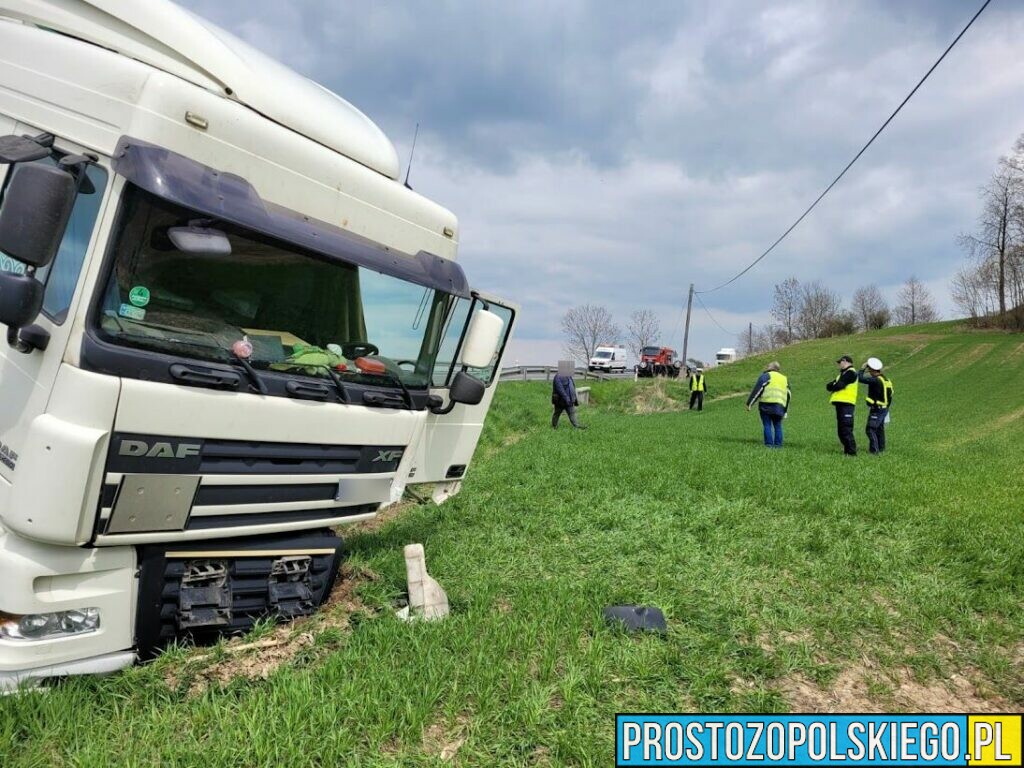 Śmiertelny wypadek na DK40 pod Głogówkiem. Doszło tam do zderzenia ciężarówki z osobówką.