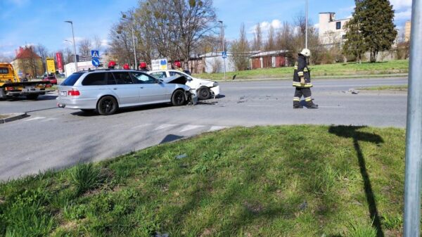 Zderzenie bmw z oplem na skrzyżowaniu w Opolu.(Zdjecia&Wideo)