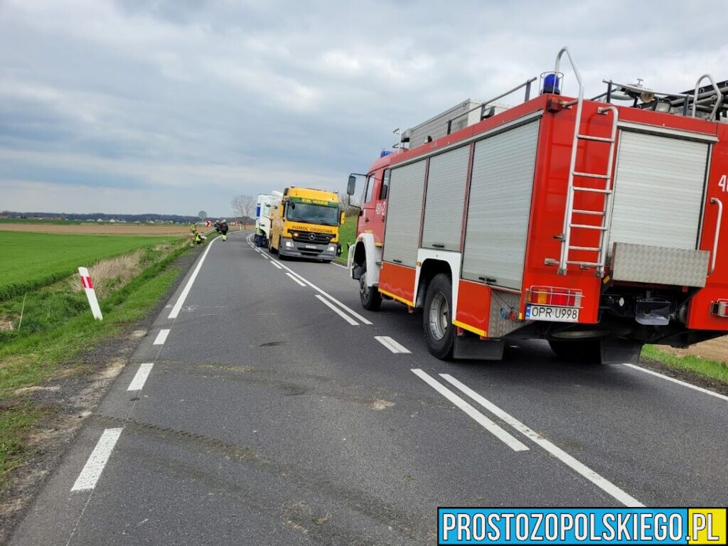 Śmiertelny wypadek na DK40 pod Głogówkiem. Doszło tam do zderzenia ciężarówki z osobówką.