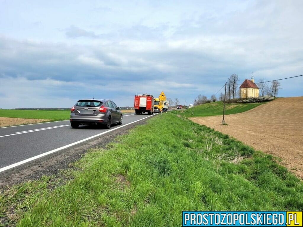 Śmiertelny wypadek na DK40 pod Głogówkiem. Doszło tam do zderzenia ciężarówki z osobówką.