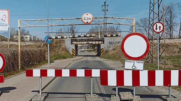 Uwaga kierowcy. Kolejarze zamykają ul. Krapkowicką i rozpoczynają przebudowę wiaduktu.(Zdjęcia)