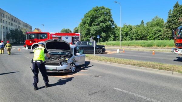 Zderzenie dwóch aut na skrywaniu ulic Fabryczna z Plebiscytową w Opolu.(Zdjęcia)