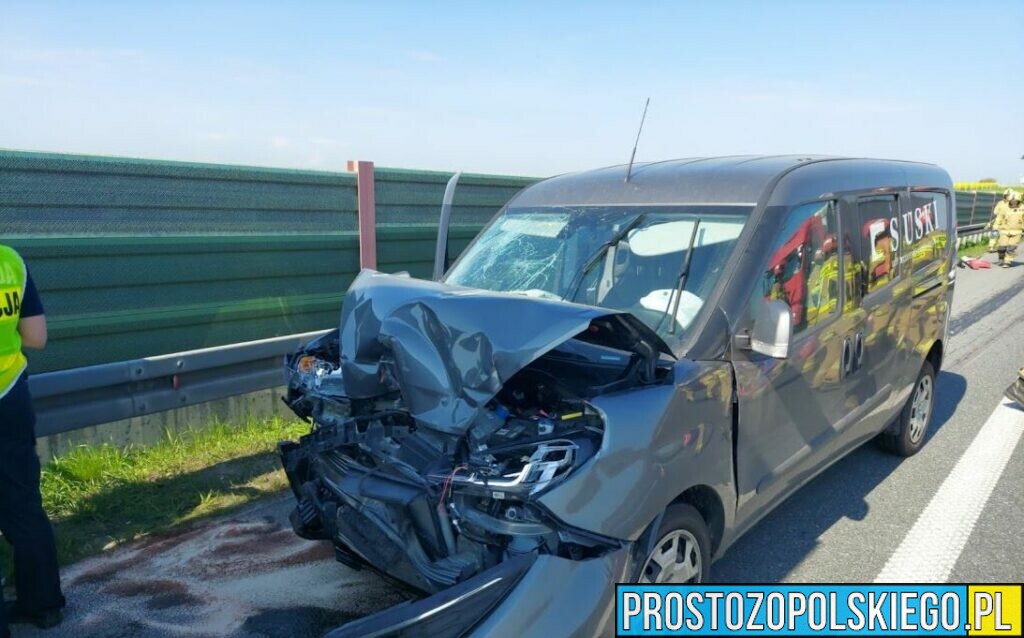 Wypadek na autostradzie A4.Kierujący busem wjechał w naczepę ciężarówki.(Zdjęcia)