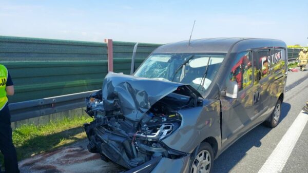 Wypadek na autostradzie A4.Kierujący busem wjechał w naczepę ciężarówki.(Zdjęcia)