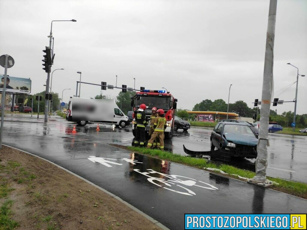 Zderzenie osobówki z pomocą drogowa na skrzyżowaniu ulic Wrocławska-Partyzancka w Opolu.(Zdjęcia)