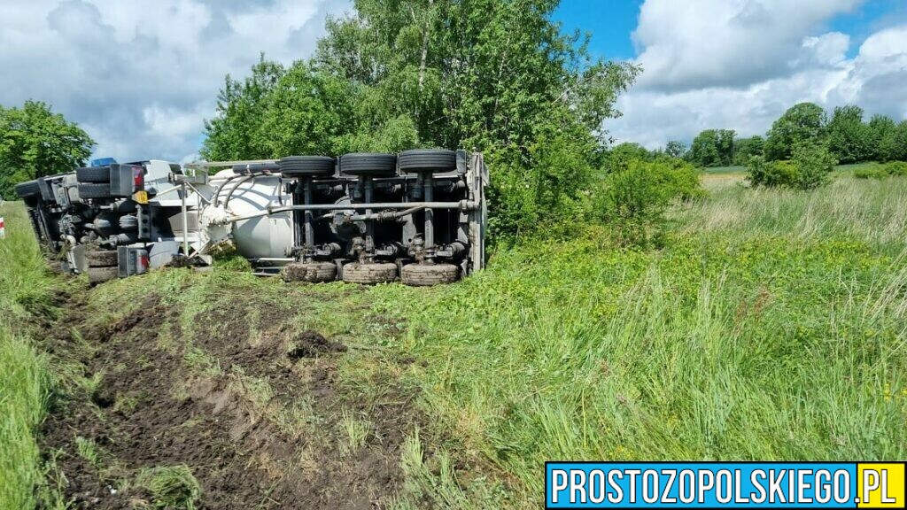 Kierujący cementowozem przysną za kierownicą i wpadł do rowu na DK46i Nysa-Kłodzko w miejscowości Kamienica.(Zdjęcia)