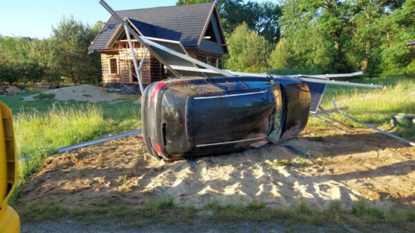 Stracił panowanie nad audi i zakończył jazdę na panelach fotowoltaicznych.(Zdjęcia)