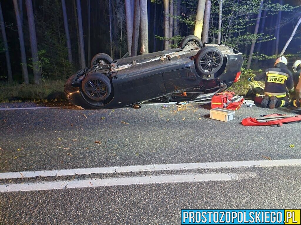 Wypadek w miejscowości Jełowa. Kierujący 19-latek dachował na dk45.17-letnia pasażerka w szpitalu.(Zdjęcia&Wideo)