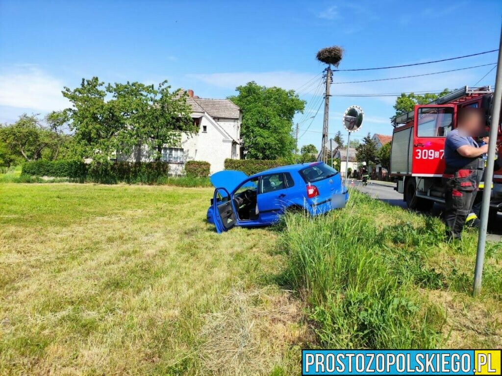 Zderzenie busa z osobówką w Popielowie na głównej drodze.(Zdjęcia)