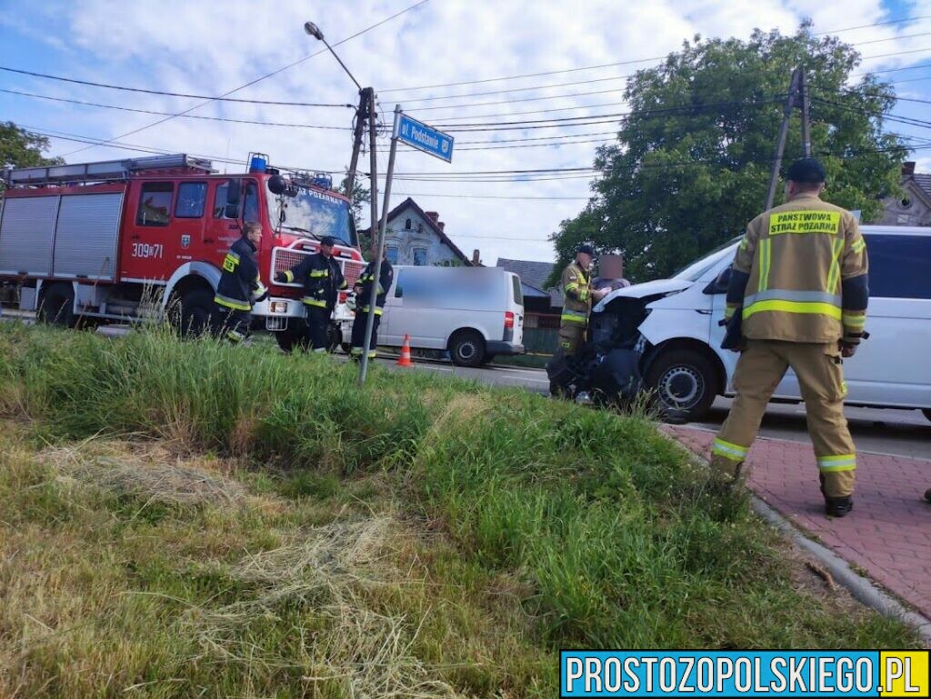 Zderzenie busa z osobówką w Popielowie na głównej drodze.(Zdjęcia)