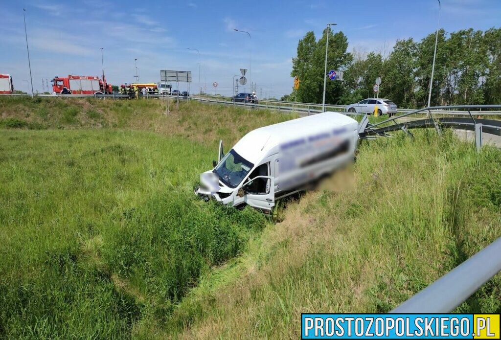 Bus przebił barierki i wpadł do rowu na rondzie koło Elektrowni Opole.(Zdjęcia)