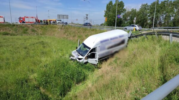 Bus przebił barierki i wpadł do rowu na rondzie koło Elektrowni Opole.(Zdjęcia)
