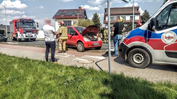 Wypadek w Michałowicach. Doszło tam do zderzenia dwóch samochodów osobowych. Jedna osoba została zabrana do szpitala.(Zdjęcia)