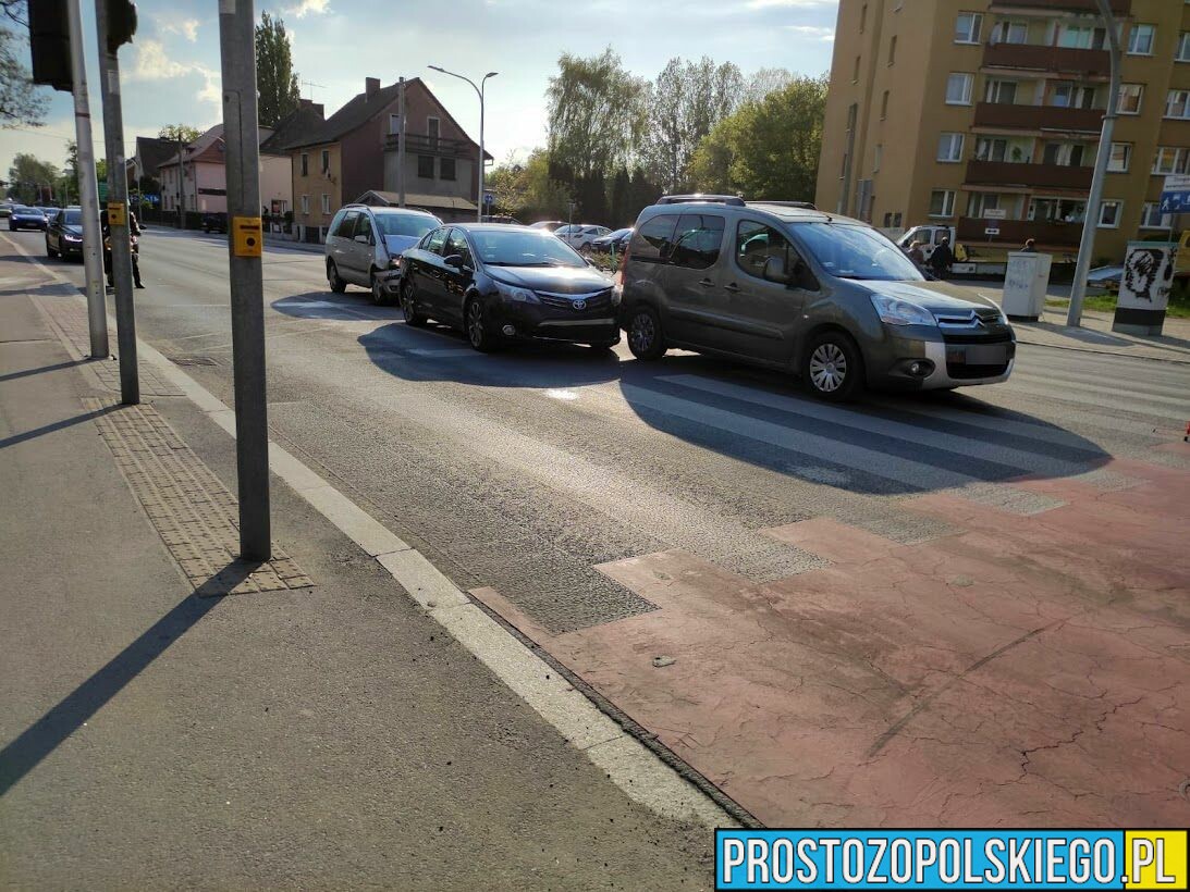 Zderzenie trzech samochodów na ul. Niemodlińskiej w Opolu. Obywatel Ukrainy i Mołdawii z promilami.(Zdjęcia)