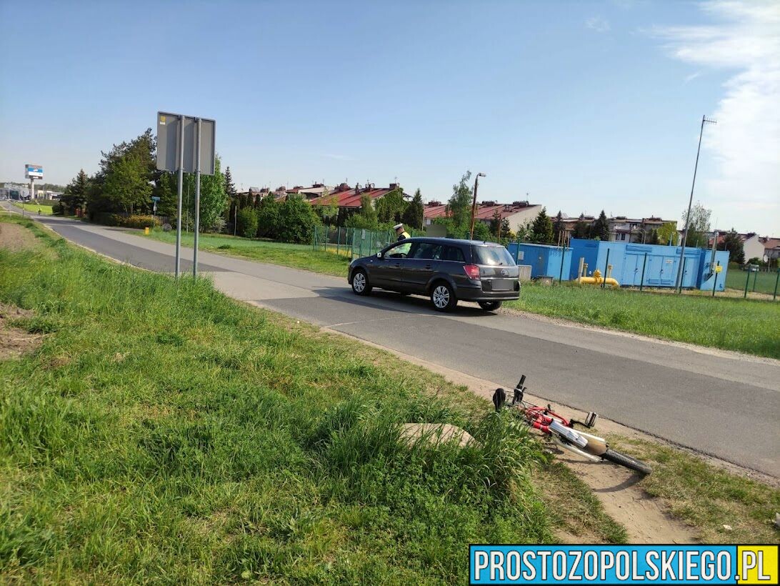 72-latek rowerem wjechał w auto na skrzywianiu ulic Wygonowa i Górna w Opolu.(Zdjęcia)