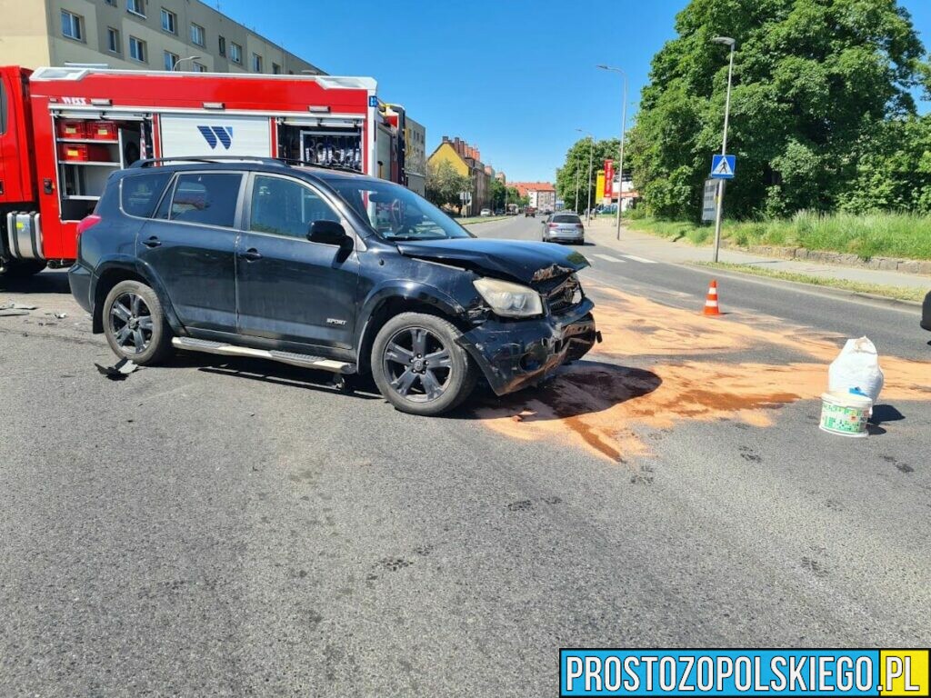Zderzenie dwóch aut na skrywaniu ulic Fabryczna z Plebiscytową w Opolu.(Zdjęcia)