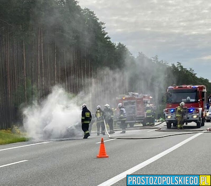 Pożar bmw w czasie jazdy na DK46 Ozimek - Dobrodzień w miejscowości Dąbrowica.(Zdjęcia)