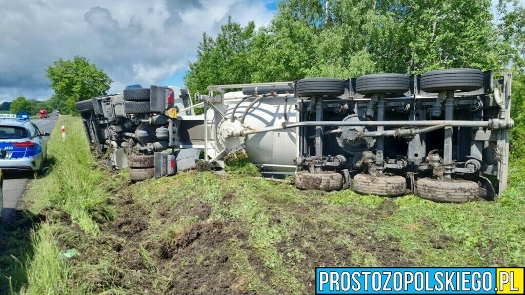 Kierujący cementowozem przysną za kierownicą i wpadł do rowu na DK46i Nysa-Kłodzko w miejscowości Kamienica.(Zdjęcia)