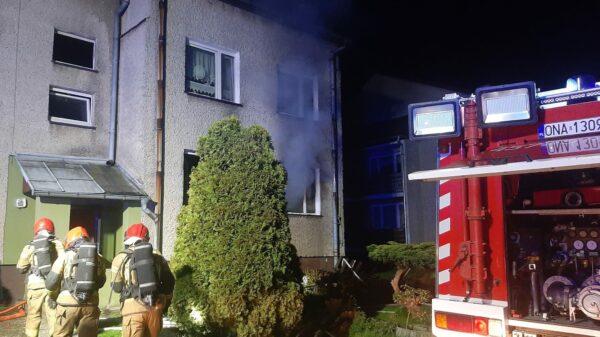 Pożar mieszkania w Namysłowie. Ewakuowano mieszkańców. Na miejscu było 9 zastępów straży.(Zdjęcia)