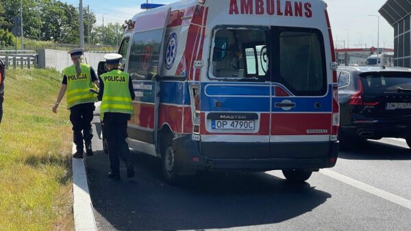 Karetka z pacjentem zderzyła się w Opolu z autobusem.(Zdjęcia & Wideo)