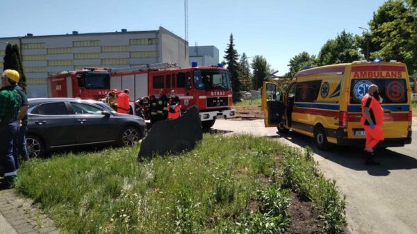 Rozrzewnienie gazociągu na jednym z zakładów Terenu Przemysłowego Blachownia. Ewakuowano 29 pracowników.(Zdjęcia)