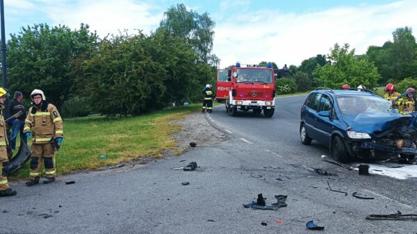 Wypadek na trasie Leśnica – Góra Świętej Anny. Doszło tam do zderzenia osobówki z lawetą. Dwie osoby zostały poszkodowane.(Zdjęcia)