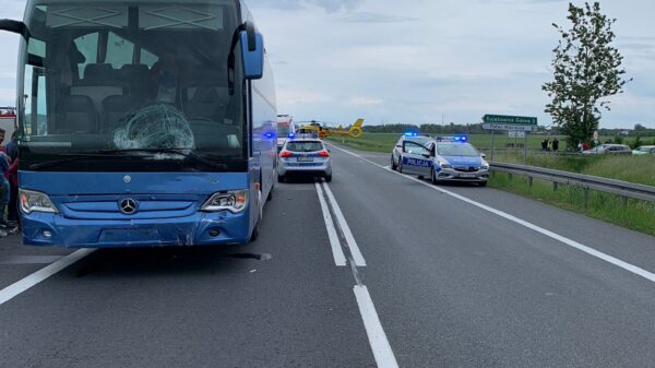 Wypadek na obwodnicy Kluczborka. Doszło tam do zderzenia autobusu z osobówką. Na miejscu lądował LPR.(Zdjęcia)