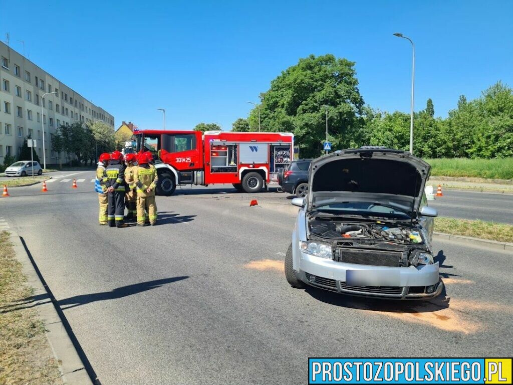Zderzenie dwóch aut na skrywaniu ulic Fabryczna z Plebiscytową w Opolu.(Zdjęcia)