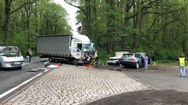 Wypadek na DK11 na trasie Olesno-Kluczbork. Karambol 6 pojazdów.(Zdjęcia)