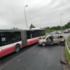 Wypadek na ślimaku na ul. Niemodlińskiej w Opolu. Zderzyły się 3 osobówki i autobus MZK.(Zdjęcia)