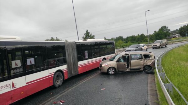Wypadek na ślimaku na ul. Niemodlińskiej w Opolu. Zderzyły się 3 osobówki i autobus MZK.(Zdjęcia)