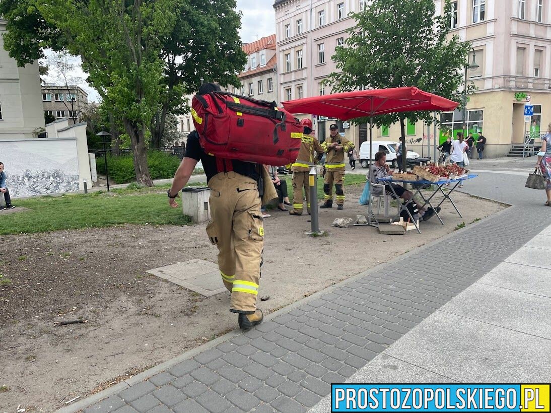 Z uwagi na brak wolnej karetki na miejsce zostali zadysponowani strażacy.(Zdjęcia)