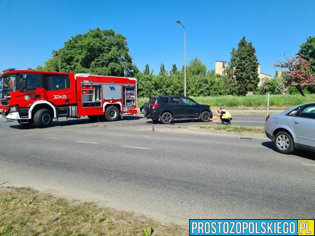 Zderzenie dwóch aut na skrywaniu ulic Fabryczna z Plebiscytową w Opolu.(Zdjęcia)