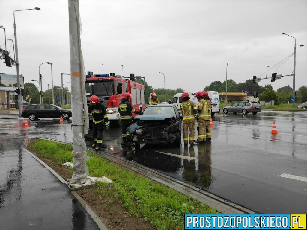 Zderzenie osobówki z pomocą drogowa na skrzyżowaniu ulic Wrocławska-Partyzancka w Opolu.(Zdjęcia)