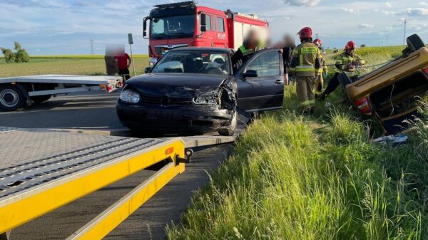 Dachowanie osobówki na trasie Namysłów- Kowalowice. Jedna osoba została zabrana do szpitala.(Zdjęcia)