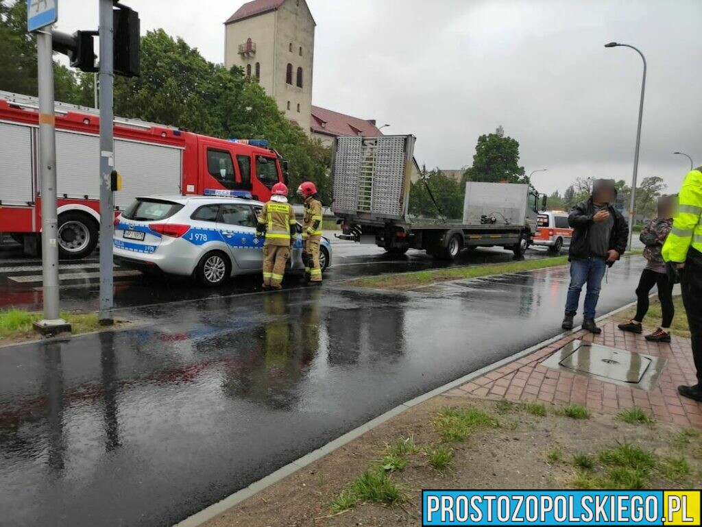 Zderzenie osobówki z pomocą drogowa na skrzyżowaniu ulic Wrocławska-Partyzancka w Opolu.(Zdjęcia)