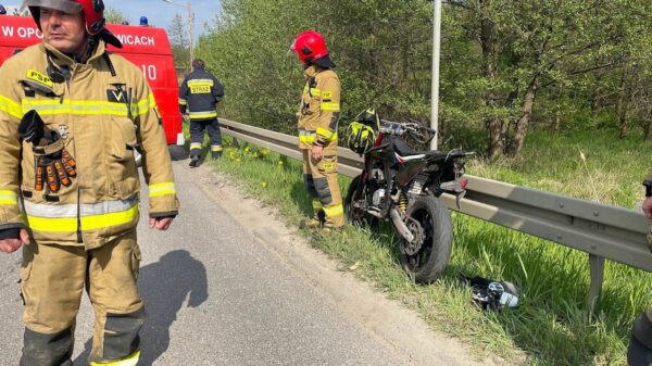 Motocyklista wjechał w auto dostawcy pizzy w Opole-Chmielowice.(Zdjęcia)