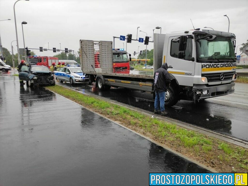 Zderzenie osobówki z pomocą drogowa na skrzyżowaniu ulic Wrocławska-Partyzancka w Opolu.(Zdjęcia)