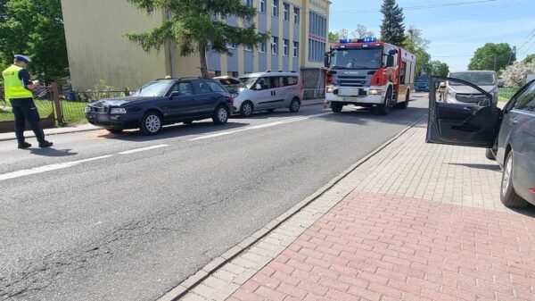 Zderzenie trzech samochodów w Dobrzeniu Wielkim. Jedna osoba poszkodowana.(Zdjęcia)