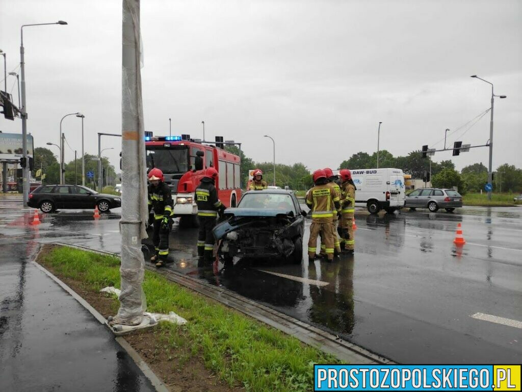 Zderzenie osobówki z pomocą drogowa na skrzyżowaniu ulic Wrocławska-Partyzancka w Opolu.(Zdjęcia)