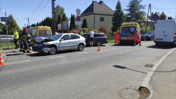 Zderzenie trzech samochodów Opole-Chmielowice. Poszkodowana matka z dzieckiem.(Zdjęcia)