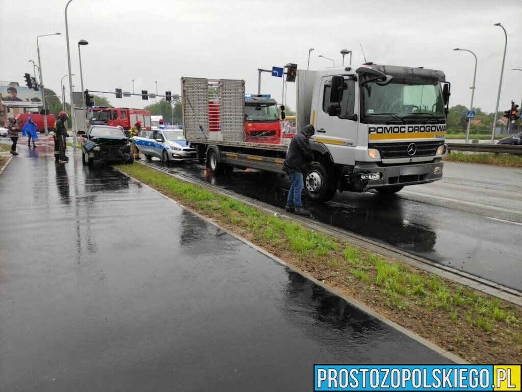 Zderzenie osobówki z pomocą drogowa na skrzyżowaniu ulic Wrocławska-Partyzancka w Opolu.(Zdjęcia)