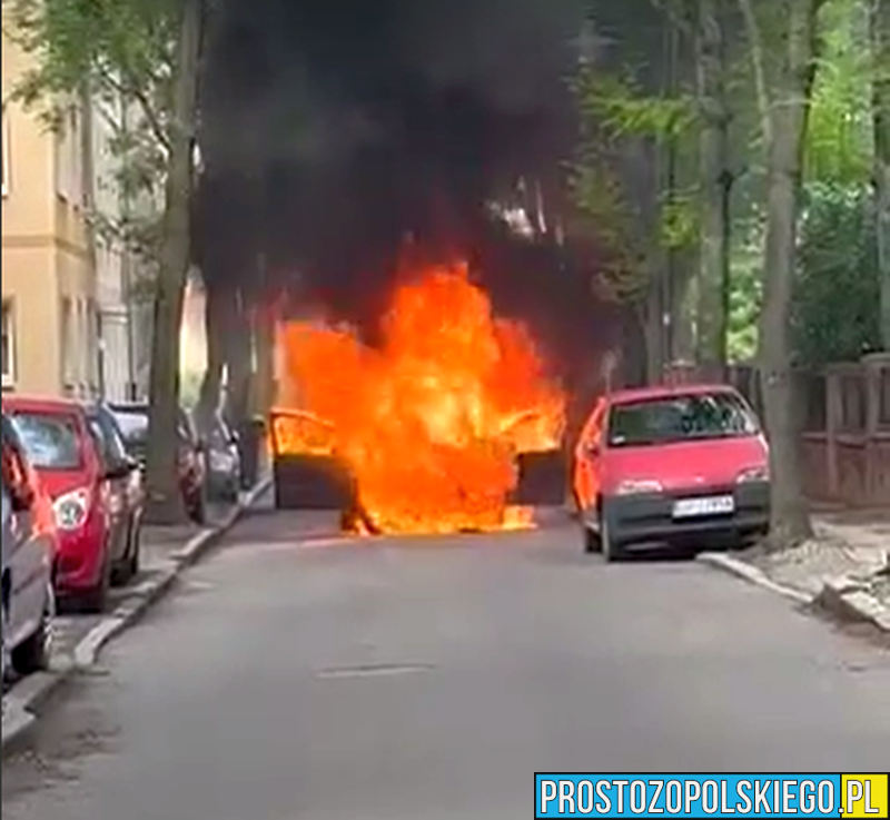 Pożar samochodu osobowego na ul.Kraszewskiego w Opolu.