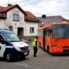 W dniach 16-17.05 br., inspektorzy Wojewódzkiego Inspektoratu Transportu Drogowego w Opolu przeprowadzili działania kontrolne o charakterze akcyjnym. Tym razem inspektorzy skupili szczególną uwagę na pojazdach dowożących dzieci i młodzież do szkół na terenie województwa opolskiego. W ramach akcji skontrolowano 24 pojazdy przewożące dzieci do szkół. Inspektorzy kontrolowali nie tylko stan techniczny pojazdów i sprawność kierowców ale również uprawnienia do realizacji tego typu przewozów tj. czy przewoźnicy wykonują przewozy zgodnie z posiadanymi uprawnieniami. W wyniku działań, w 2 przypadkach okazało się, że przedsiębiorcy dowożą dzieci do szkół, pomimo, że nie posiadają wymaganych zezwoleń na wykonywanie przewozów na liniach regularnych specjalnych. Wobec tych przewoźników wszczęto postępowania administracyjne w sprawie nałożenia kar pieniężnych. Ponadto zatrzymany został 1 dowód rejestracyjny pojazdu. W pozostałych przypadkach stan techniczny kontrolowanych pojazdów – podobnie jak trzeźwość kierowców wykonujących ww. przewozy - nie budził zastrzeżeń.