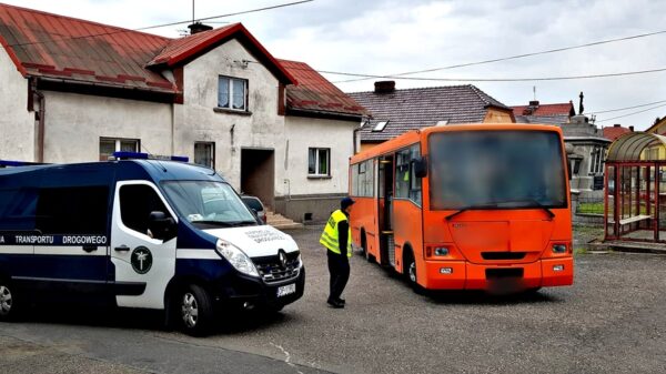 W dniach 16-17.05 br., inspektorzy Wojewódzkiego Inspektoratu Transportu Drogowego w Opolu przeprowadzili działania kontrolne o charakterze akcyjnym. Tym razem inspektorzy skupili szczególną uwagę na pojazdach dowożących dzieci i młodzież do szkół na terenie województwa opolskiego. W ramach akcji skontrolowano 24 pojazdy przewożące dzieci do szkół. Inspektorzy kontrolowali nie tylko stan techniczny pojazdów i sprawność kierowców ale również uprawnienia do realizacji tego typu przewozów tj. czy przewoźnicy wykonują przewozy zgodnie z posiadanymi uprawnieniami. W wyniku działań, w 2 przypadkach okazało się, że przedsiębiorcy dowożą dzieci do szkół, pomimo, że nie posiadają wymaganych zezwoleń na wykonywanie przewozów na liniach regularnych specjalnych. Wobec tych przewoźników wszczęto postępowania administracyjne w sprawie nałożenia kar pieniężnych. Ponadto zatrzymany został 1 dowód rejestracyjny pojazdu. W pozostałych przypadkach stan techniczny kontrolowanych pojazdów – podobnie jak trzeźwość kierowców wykonujących ww. przewozy - nie budził zastrzeżeń.