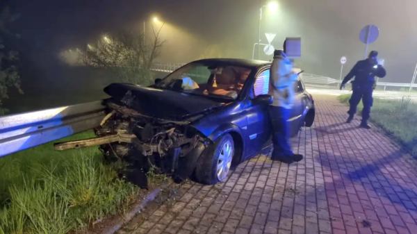 Pijany kierowca uderzył w barierki na rondzie w Kędzierzynie Koźlu .(Zdjęcia)