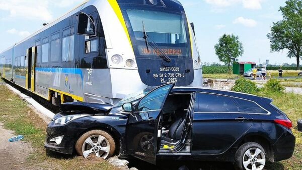 Kierujący autem wjechał pod szynabus , między Jankowicami Wielkimi a Czeską Wsią.