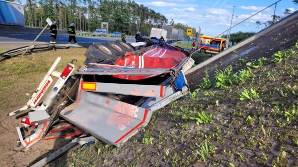 Wypadek tira na autostradzie A4.Kierowca z Mołdawii przewoził 23 tony stali zbrojeniowej.(Zdjęcia)