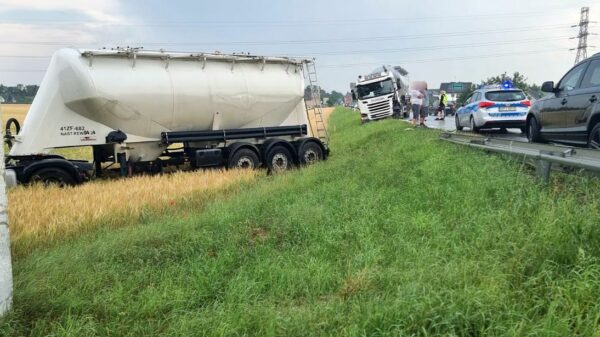 Zderzenie dwóch ciężarówek busa i osobówki w Zawadzie koło Opola.(Zdjęcia)